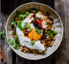 Nudelwok med fläskfärs, crispy chili oil och shiitake